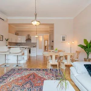 view-to-the-roofs-luxury-apartment-with-2-bedrooms.inbudapesthotels.com/